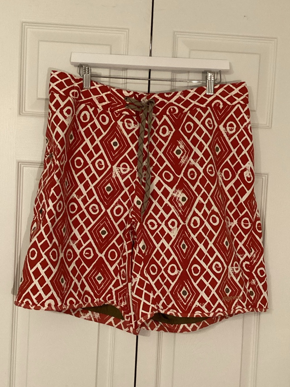 Patagonia Rust and White Geometric Board Shorts 36x8 EUC